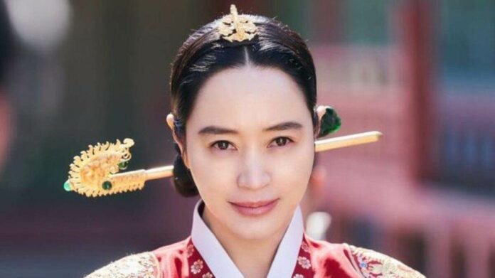 Under The Queen's Umbrella Episode 3 4 Recap Ending 2022 Kim Hye-su as Queen Im Hwa Ryeong