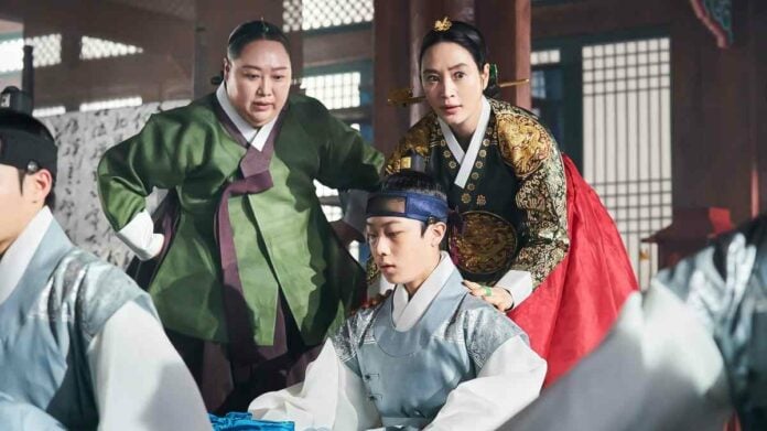 Under The Queen's Umbrella Episode 7 8 Recap Ending 2022 Kim Hye-su as Queen Im Hwa Ryeong